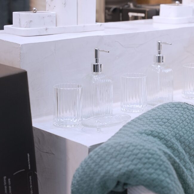 Clear glass set (bathroom accessory)