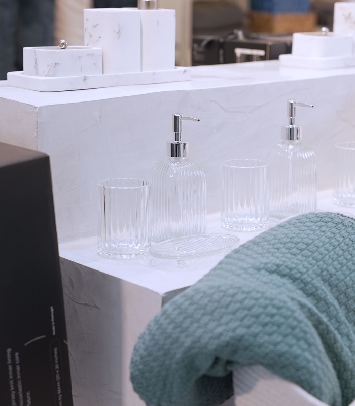 Clear glass set (bathroom accessory)