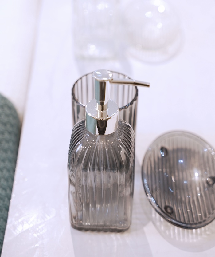 Dark glass set (bathroom accessory) (2)