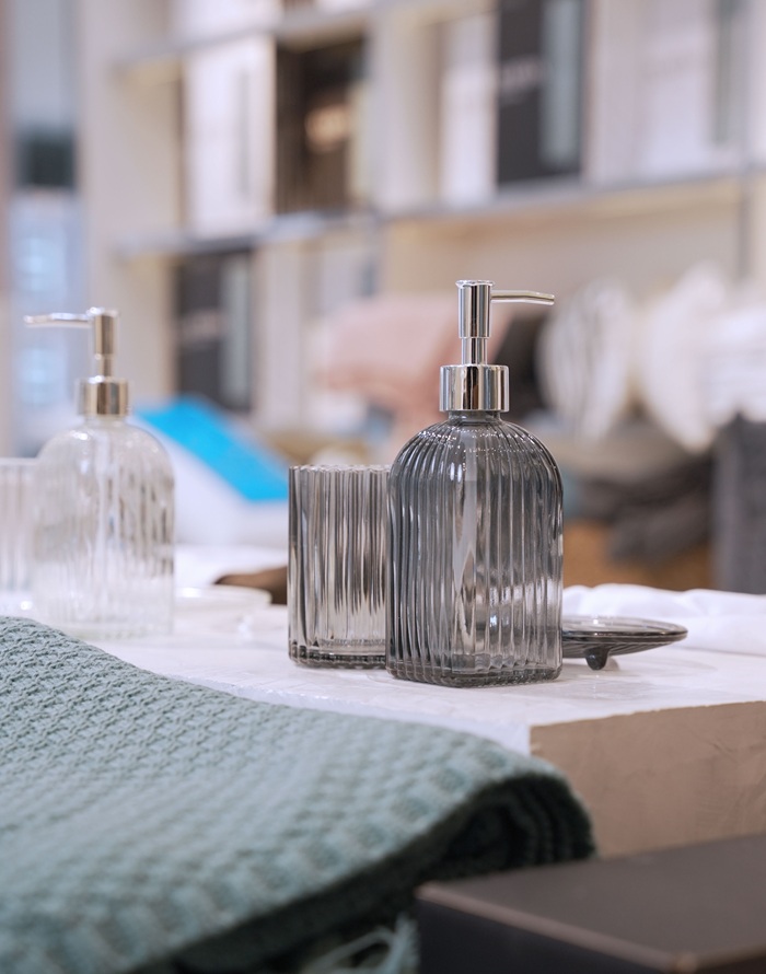 Dark glass set (bathroom accessory)