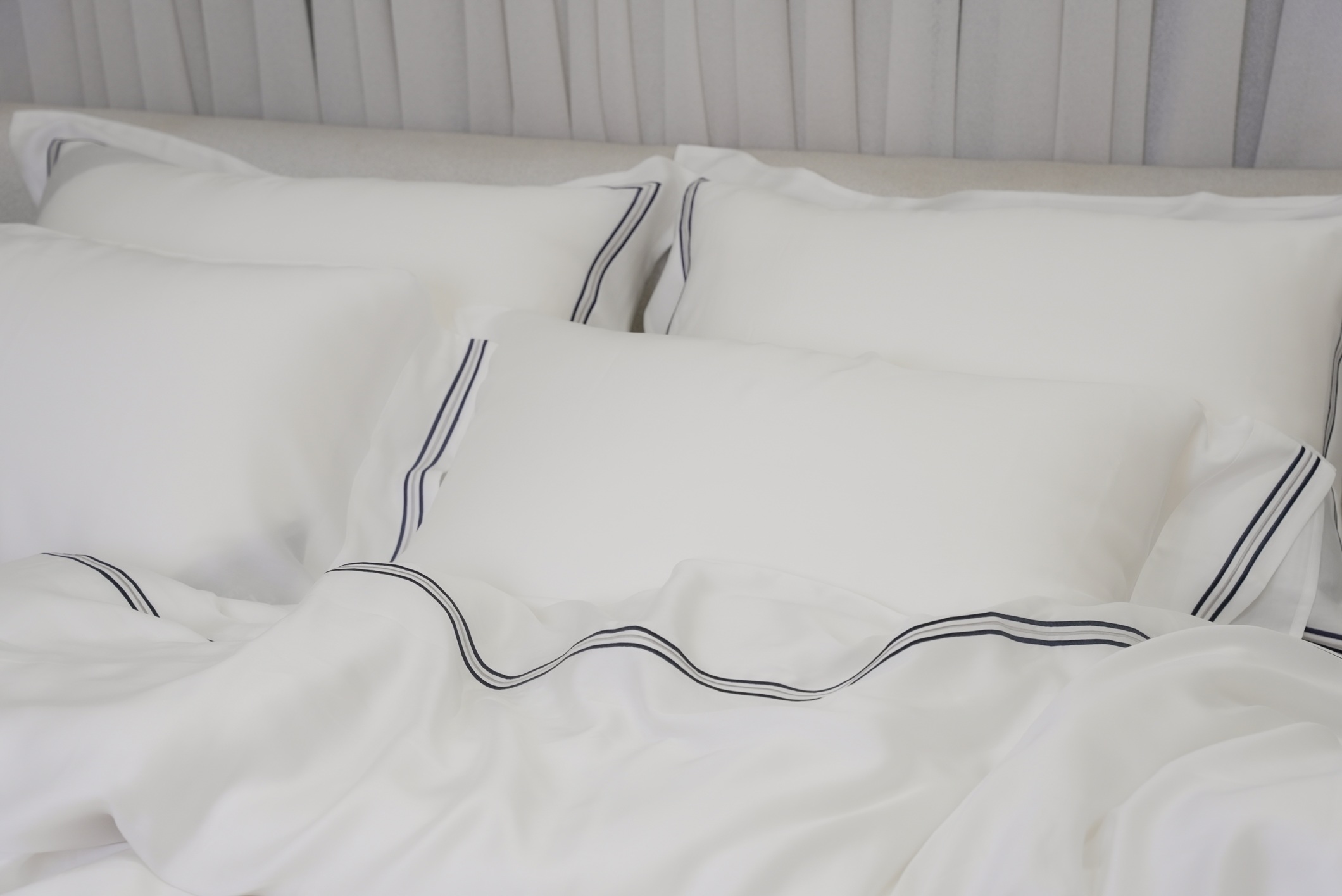 White Almeria iii bed sheet set & pillowcase